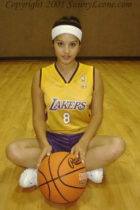 Pretty Laker doll Sunny Leone shows off her lovely cooch during practice - #291141