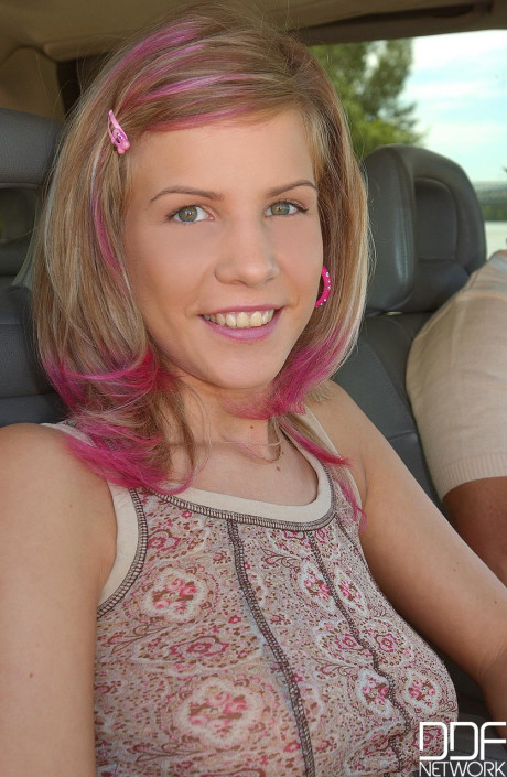 Yellow-haired hitchhiker Tiffany Rousso sucks the driver to ejaculation for the ride - #159469