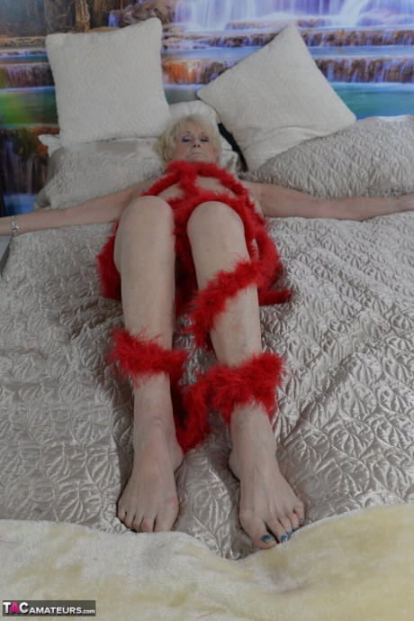 Blondie old lady Sparkle models nude on a bed while draped in red garland - #315740