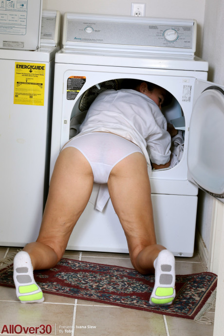 Amateur housewife Ivana Slew strips & poses naked while doing laundry - #108591