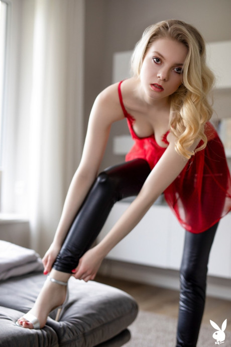 Glamorous babe Emmi strips undressed & shows off her flawless petite body - #238190