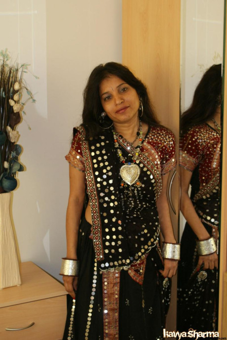 Indian MILF Kavya Sharma does away with traditional clothing to get undressed - #180217
