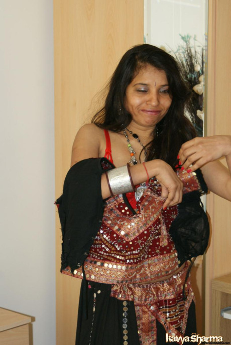 Indian MILF Kavya Sharma does away with traditional clothing to get undressed - #180223