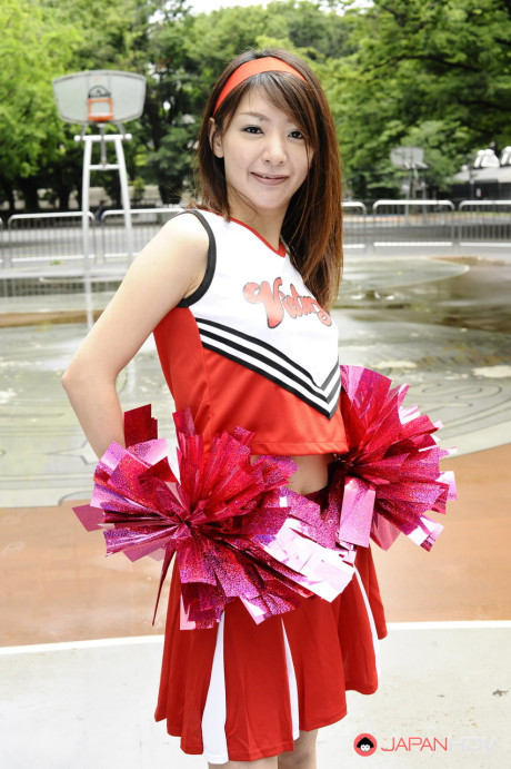 Japanese cheerleader Tomomi Matsuda gives a demonstration at a playground - #190900