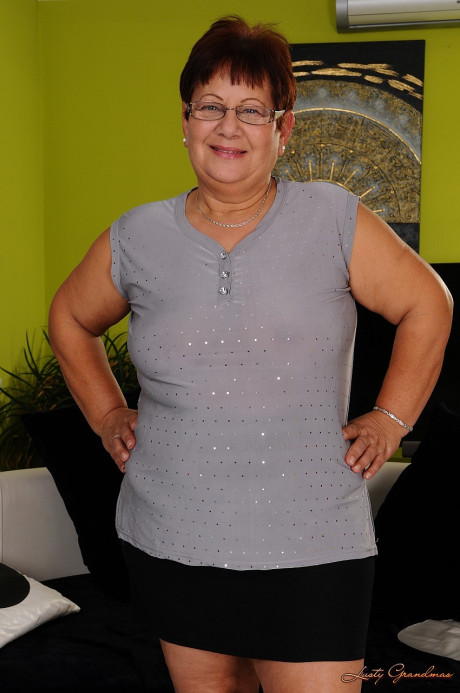 Chunky short haired grandma Lawanda spreads legs and takes horny lover stiff rod - #157220