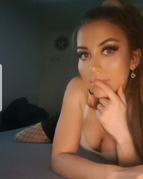 Pretty amateur babe Ellaonli exposing her phenomenal curves in a solo - #313920