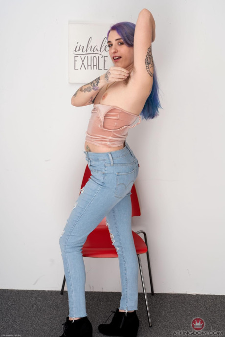Tattooed chick gf woman Pearl Sage pulls down her pants to show her silky bush - #312990
