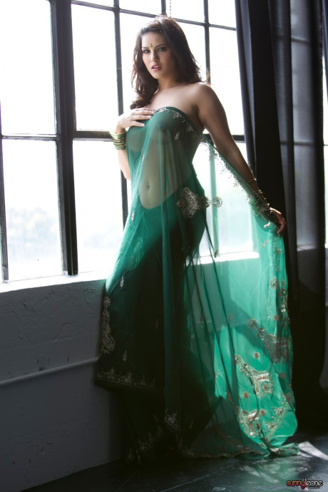 Pretty erotic Sunny Leone in sheds sheer sari revealing her flawless body - #117273