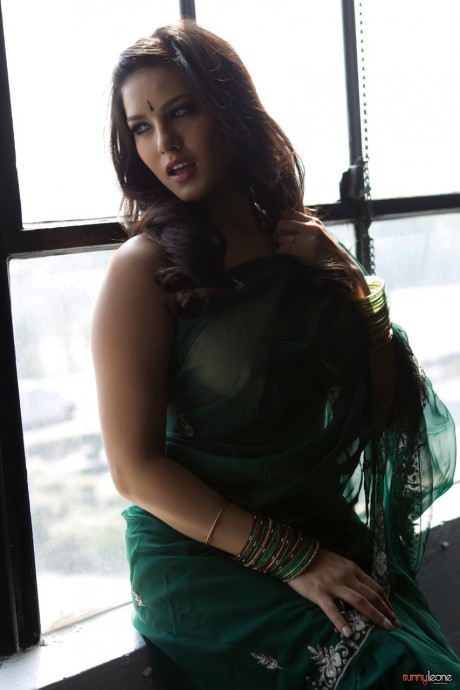 Pretty erotic Sunny Leone in sheds sheer sari revealing her flawless body #6486