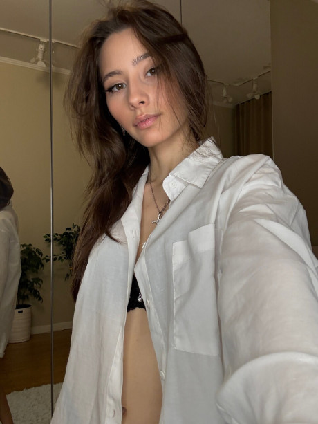 Amateur model takes nude selfies and nude selfies in between outfits - #281056