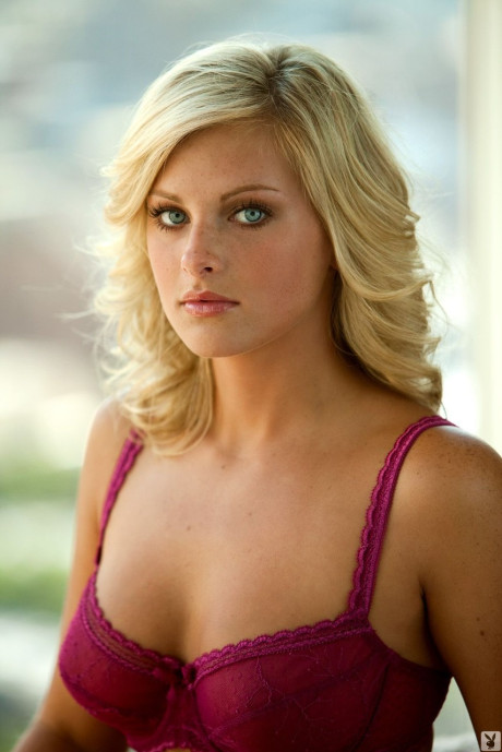 Blue-eyed beauty Aryka Lynne poses undressed on couch and flaunts perky juggs - #81970