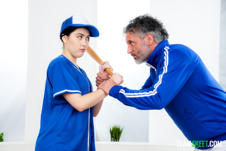 Baseball player Daydream Daisy makes her coach eat her snatch after having sex - #302188