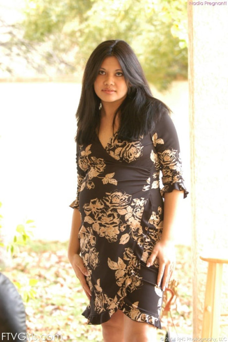 Adorable pregnant amateur Nadia reveals her brown nips and stretches her muff - #311162
