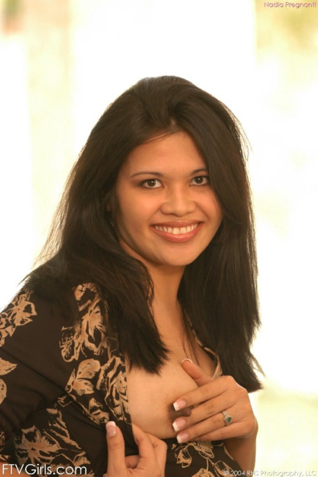 Adorable pregnant amateur Nadia reveals her brown nips and stretches her muff - #311166