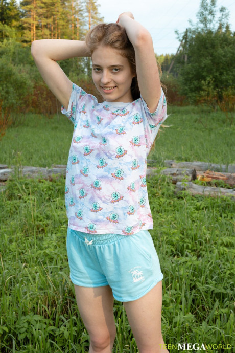 Cute lesbians Flicka Luchik and Alice Kingsly eat each other's muffs outside - #221822