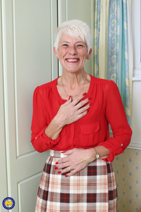 Wrinkled old lady Lyndy spreads her mature chunky pussy meaty in stockings - #294207