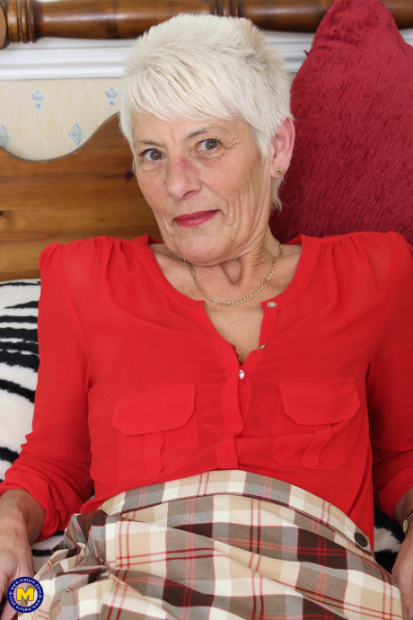 Wrinkled old lady Lyndy spreads her mature chunky pussy meaty in stockings - #294210