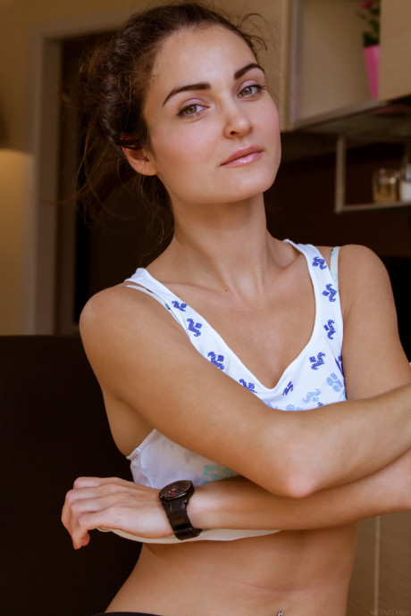 Glamorous babe Onorin shows her tanned boobies and her inviting shaved pussy - #211708