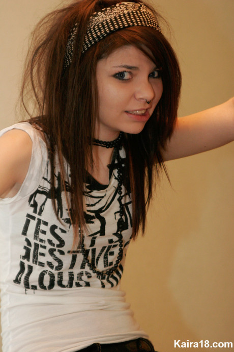 Solo lady girl girl Kaira 18 takes off her glasses while fully clothed #10977