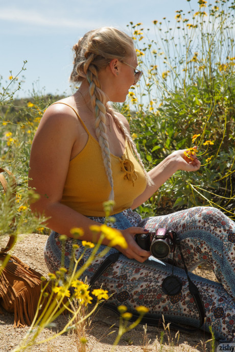 Tall amateur babe Harley Woodburn teasing with her monster ass & juicy boobies - #208900