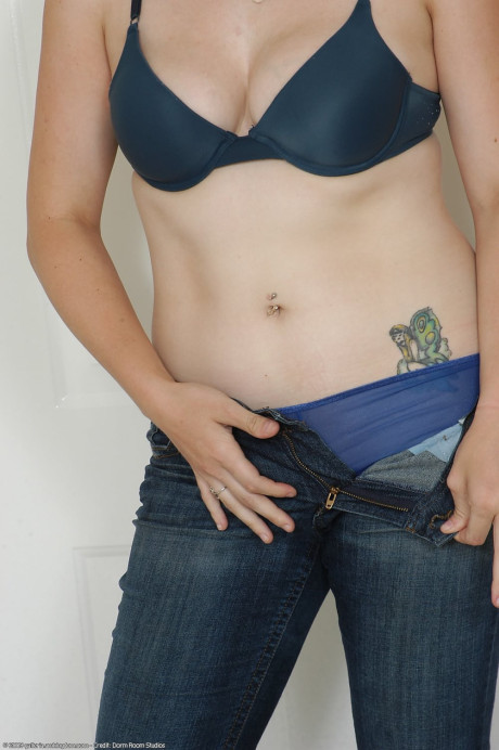 Amateur model with a receding chin exposes her vagina and gigantic tits in heels - #308988