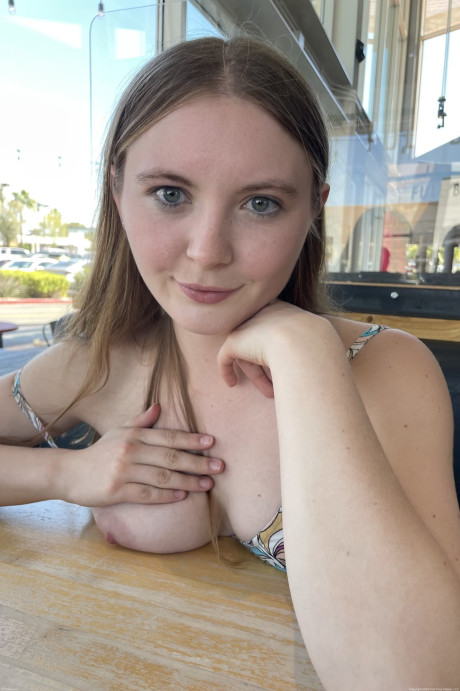Hot amateur babe Zoey deepthroating and fucking a enormous cucumber