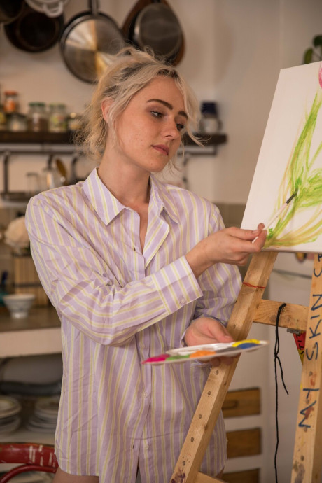 Hot blondie artist Hally adorns her nude body in body paint in her home studio - #288148