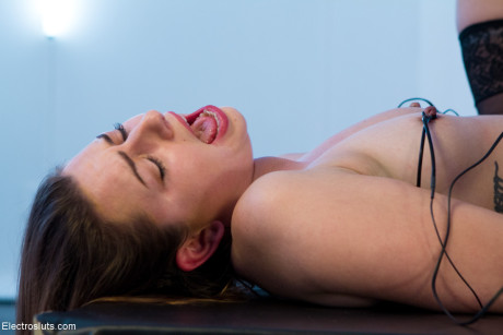 Horny domme Bobbi Starr torments and toys sleazy babe Missy Minks - #201234