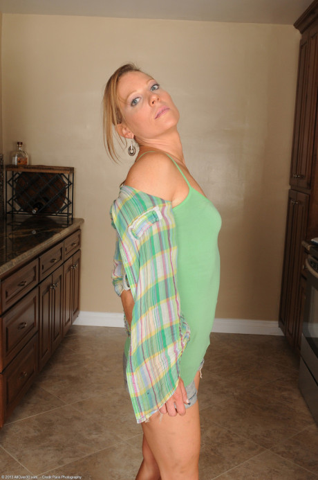 Fine cougar Alyssa Dutch reveals her small boobies and stretches her bald clam - #133793