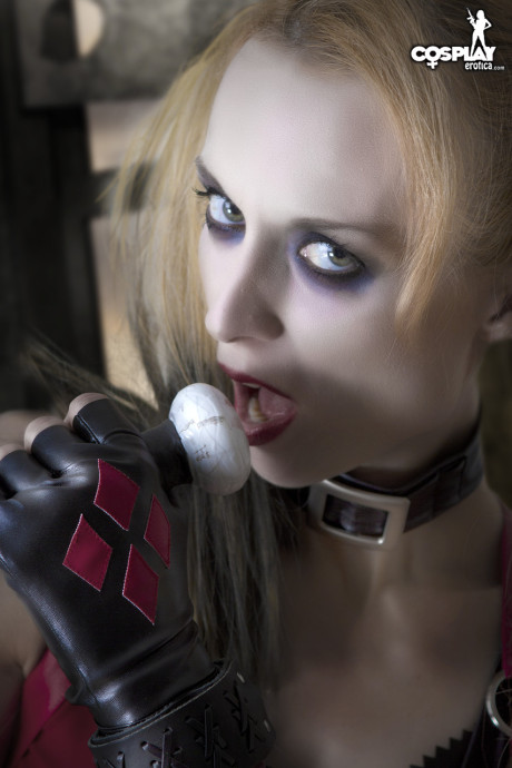 Cosplay enthusiast Harley Quinn hits upon great solo poses #6835