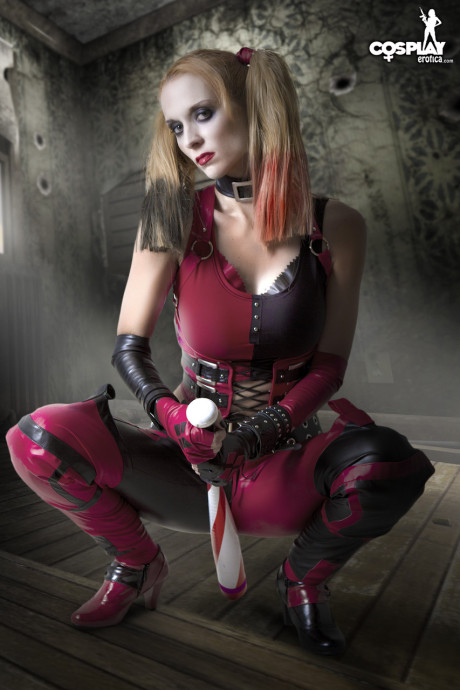 Cosplay enthusiast Harley Quinn hits upon great solo poses - #123785