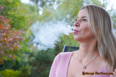 Busty blondy Katerina Hartlova smokes a vape pen while playing with her twat - #310757