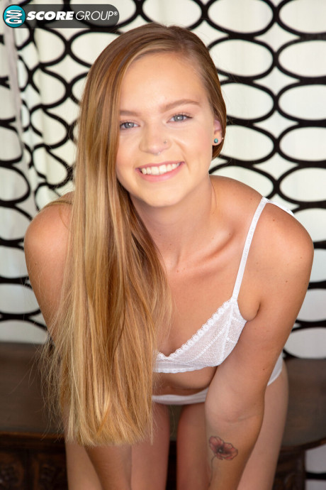 Beautiful attractive teen Mandy Summers spreads her cunt chunky open after undressing - #306354