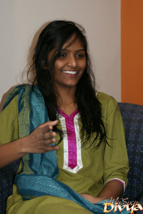 Indian divya slips off her shalwar suit to pose undressed for the first time - #198975