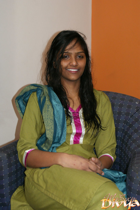 Indian divya slips off her shalwar suit to pose undressed for the first time - #198977