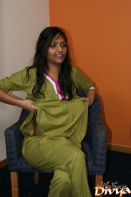 Indian divya slips off her shalwar suit to pose undressed for the first time - #198979