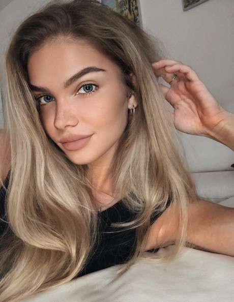 Attractive OnlyFans cam model shows off her gorgeous skinny body in bikinis - #273009