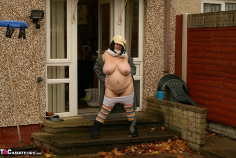 Thick amateur Sam32k shows her giant titties and behind on a back porch #17617