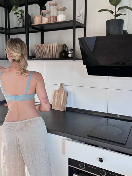 Yellow-haired amateur Golden Aliss takes a kitchenette selfie while wearing a brassiere - #177847