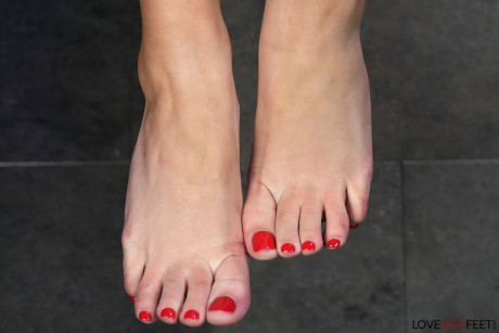 Solo skank gf lady sets her beautiful fine feet free of black patent leather heels - #307063