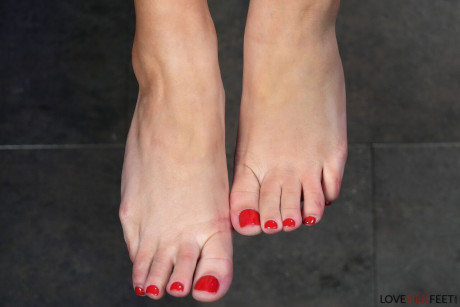 Solo skank gf lady sets her beautiful fine feet free of black patent leather heels - #307064