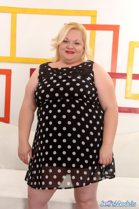 Blonde BBW Joanna Roxxx unveils her chunky butt and fucks a massive boner - #80603