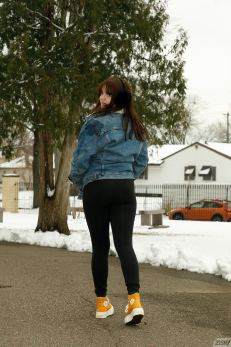 Amateur babe Daisy Wensday displays her amazing juggs and massive ass in the snow - #221272