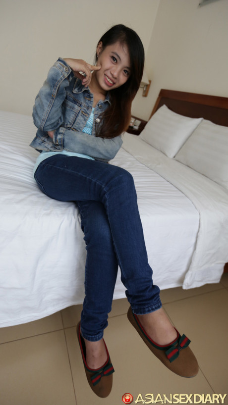 Chinese amateur Lan B reveals her skinny body and spreads her legs for a penis - #202176