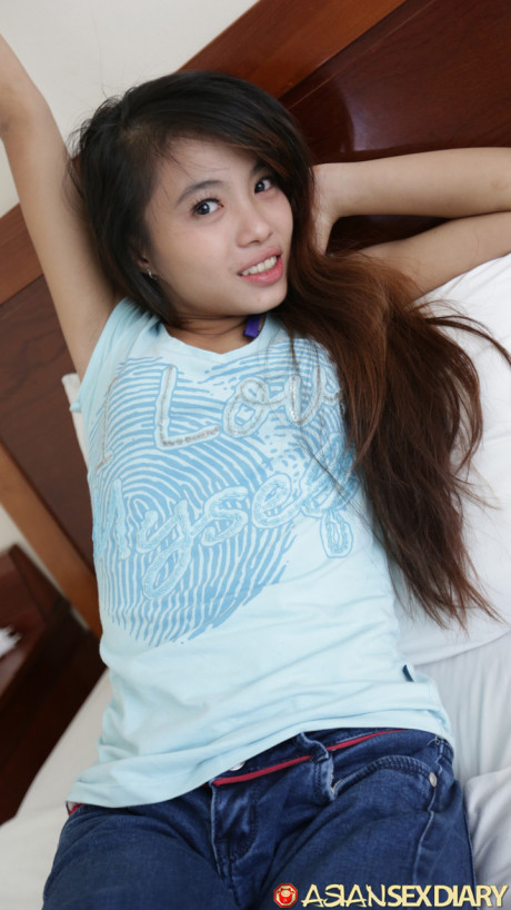 Chinese amateur Lan B reveals her skinny body and spreads her legs for a penis - #202178