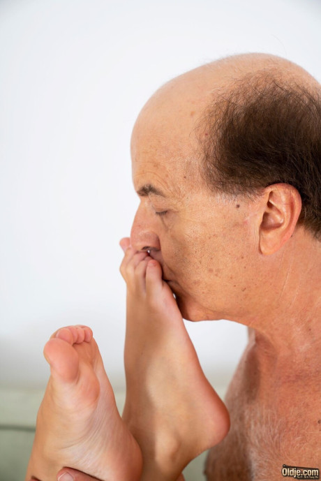 Oldje undressed Porn Pics - #233945