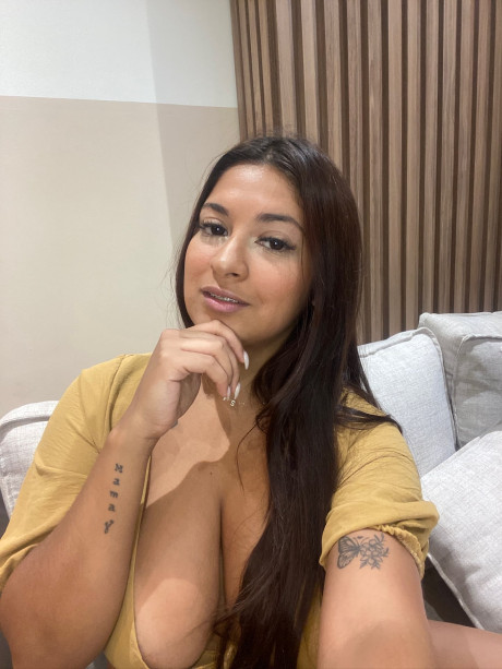 Amateur solo model flaunting her giant ass while showing her monstrous melons - #322511