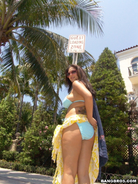 Curvy amateur Reina Leone unveils her gigantic boobs and rides a dong on the floor - #203150