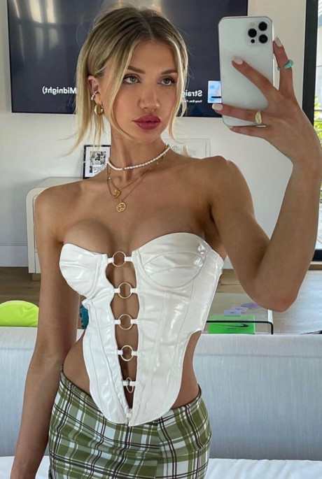 Hot only fans cheerleader Gabby Epstein flaunts her massive behind and underboobs - #318396