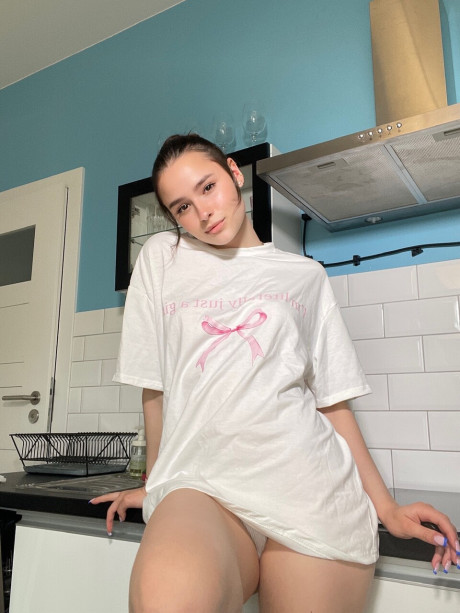 Pretty brunette Julia Kiss flaunts her gigantic booty in a kitchenette solo - #289145